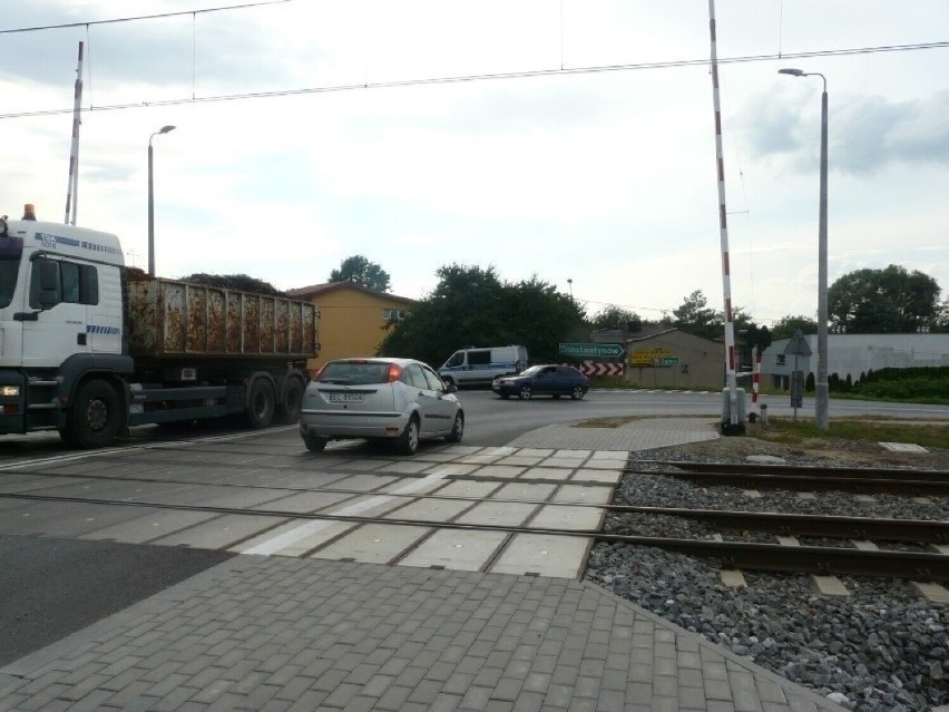 Przejazd przez tory kolejowe na ulicy Lutomierskiej jest...