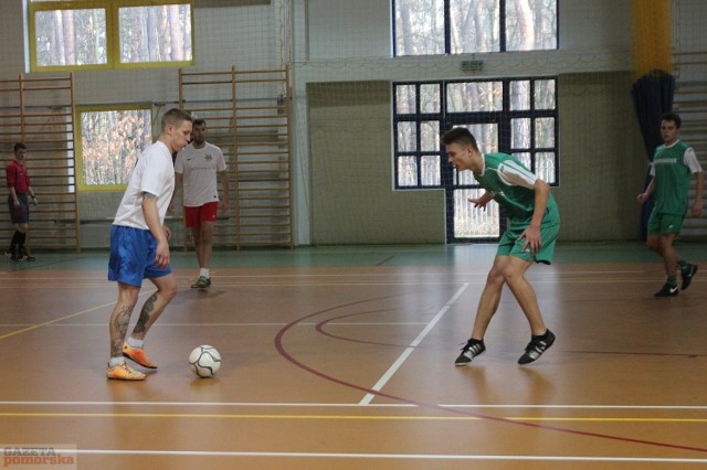 Mecz DGS - Salamander 3-5 (1-2)
Bramki dla DGS zdobyli: Daniel Szymański 15,25 i Paweł Nitkowski -21. Dla drużyny Salamander natomiast: Jacek Wichliński  3,16,30,40 i Witold Piekaż- 39.

Tabela Włocławskiej Ligi Futsalu po 4 kolejce:

1. DGS

 4  9p 25-13
2. PTA Orlen   4  7p 22-10
3. Salamander  4  7p 21-17
4. Bobrowniki  4  7p 19-18
5. Drumet
  4  7p 18-21
6. TSR Kujawy  4  6p  8- 9
7. Geberit
 4  3p 16-19
8. Olimpic
 4  0p  9-3

