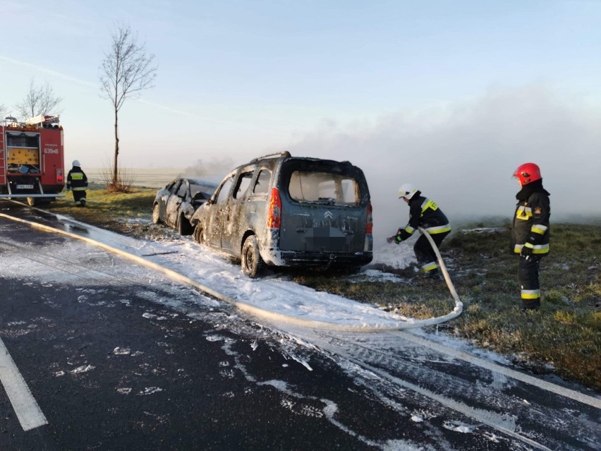 Wypadek pod Wągrowcem. Na trasie w kierunku Bydgoszczy zderzyły się dwa samochody. Stanęły w płomieniach!