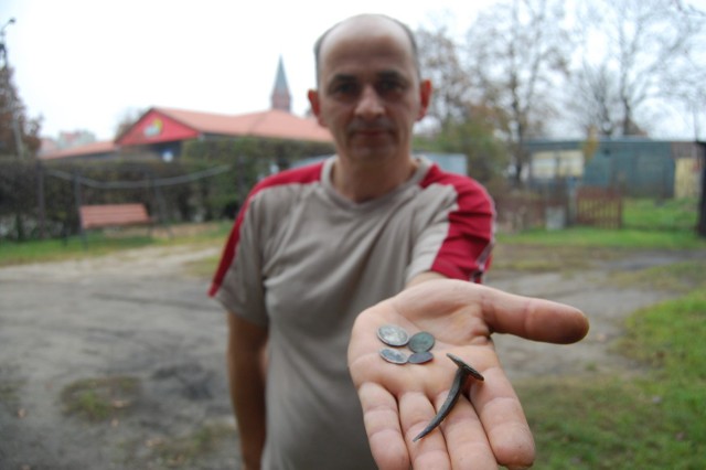 Andrzej Gnutek z dumą prezentuje swoje najnowsze odkrycia - monety oraz gwóźdź