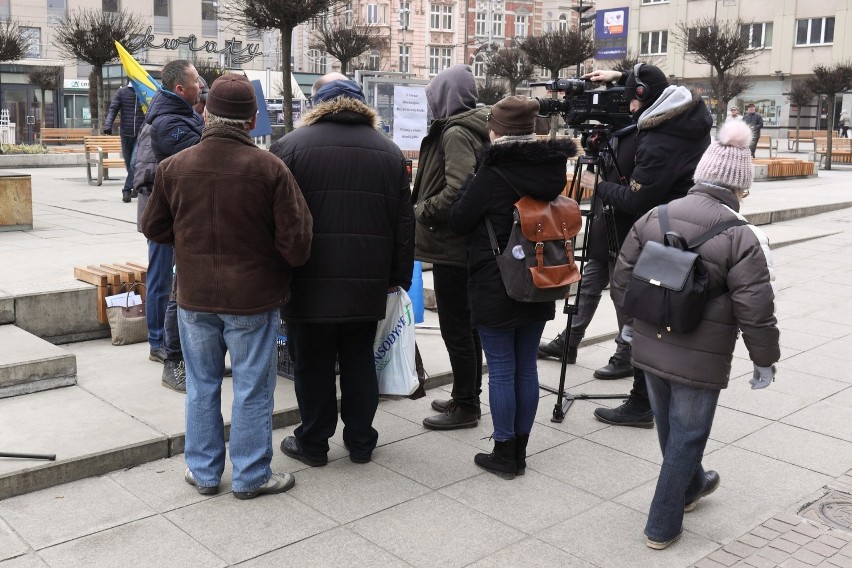 Katowice: Śląsko Ferajna na rynku przeprowadziła głosowanie w sprawie statusu "ślōnskij gŏdki" [ZDJĘCIA]