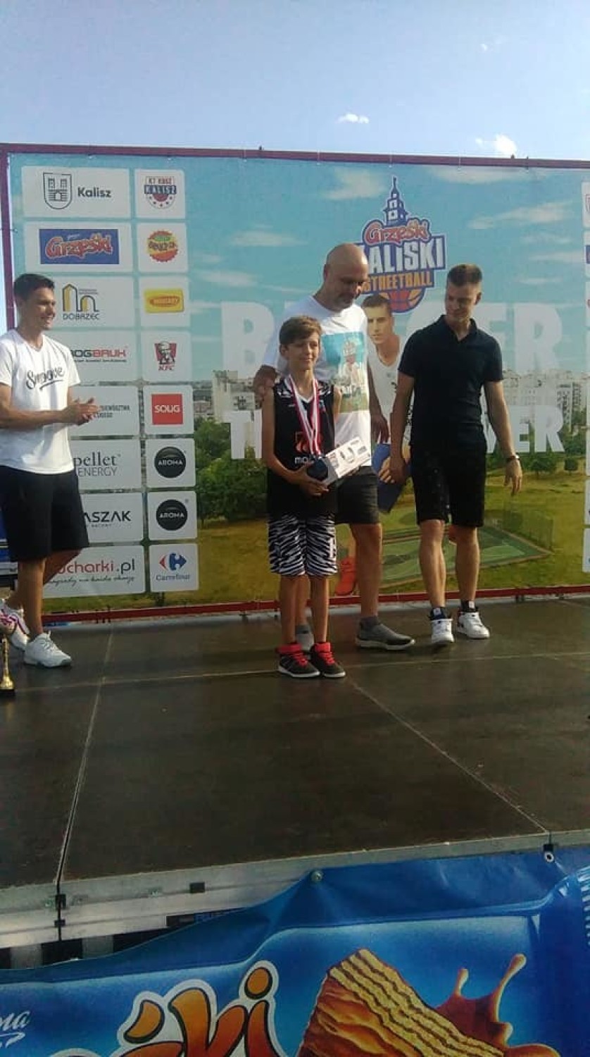 Maks Gawroński najlepszy w konkursie rzutów za 3 punkty podczas Ogólnopolskiego Turnieju Grześki Streetball Kalisz
