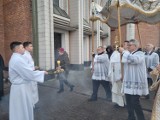 Msza rezurekcyjna w Bazylice świętego Kazimierza w Radomiu. W nabożeństwie i procesji wzięło udział wielu wiernych
