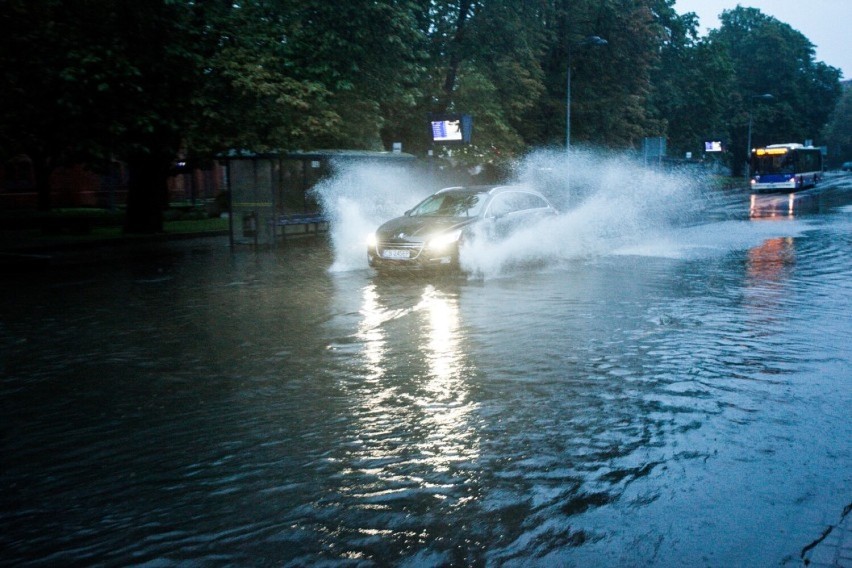 Ostrzeżenie IMGW: w Bydgoszczy intensywne opady deszczu, gwałtowne wzrosty stanów wody na Wiśle i podtopienia