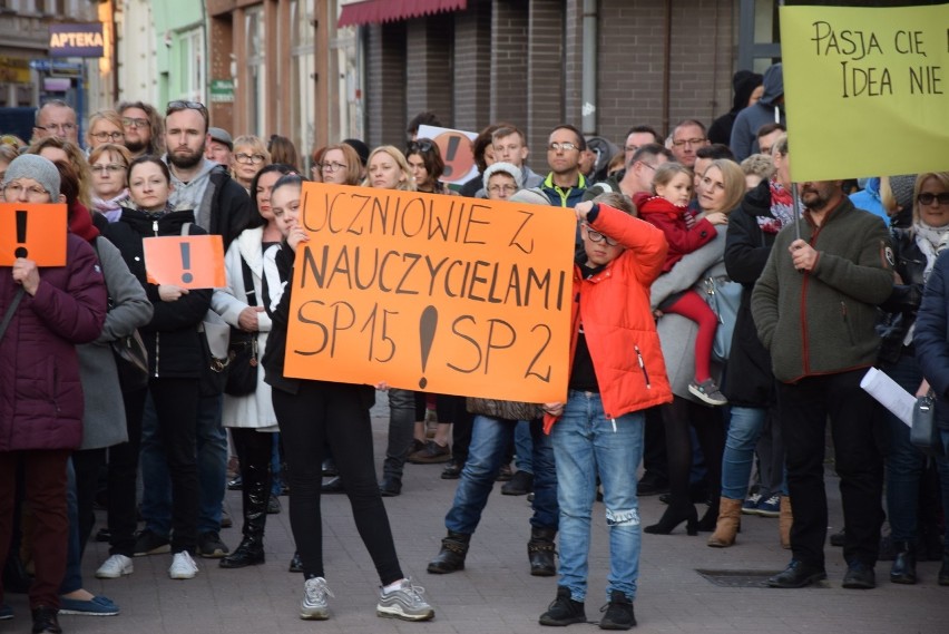 Strajkujących w Gorzowie nauczycieli wspierali uczniowie i...