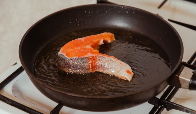 Sprawdź, jak skutecznie pozbyć się zapachu ryby z kuchni czy jadalni. Te domowe triki wykorzystaj podczas świątecznych przygotowań.