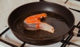 Jak pozbyć się zapachu ryby z domu, piekarnika czy dłoni? Wypróbuj w święta te domowe triki. Tak skutecznie usuniesz intensywny aromat ryb
