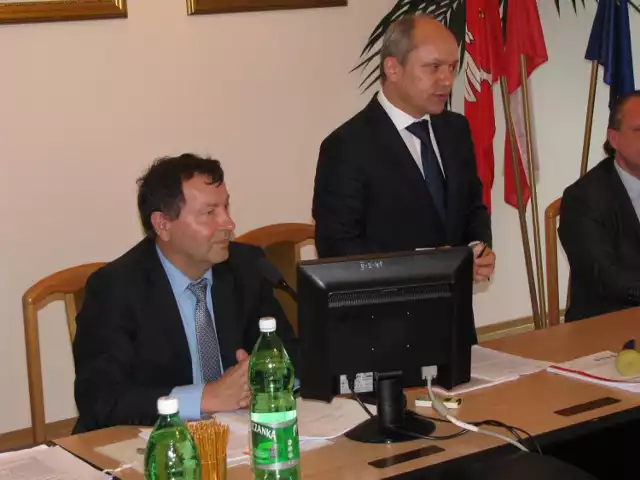 Stanisław Leski (z lewej) zastąpił Stefana Bieszczada (z prawej) w sprawowaniu funkcji przewodniczącego Rady Miejskiej w Dębicy