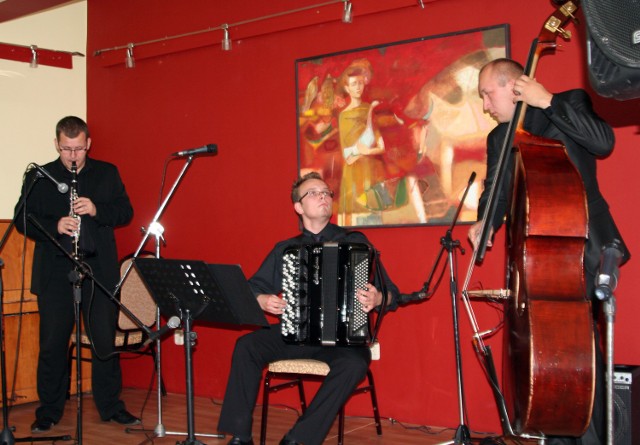 Trio Aagan Acoustic podziwiano w siedzibie Fundacji dla Tczewa