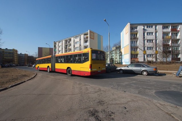 Autobusy, które wcześniej zatrzymywały się w pobliżu ul. Gojawiczyńskiej, nadal jeżdżą tą samą trasą, ale z pominięciem dawnego przystanku.