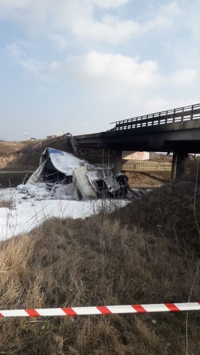 Wypadek na obwodnicy Świecia. Ciężarówka zderzyła się z osobówką i spadła z wiaduktu. Jedna osoba nie żyje