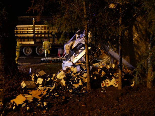 Wypadek w Białej Wsi. Ciężarówka przewożąca alkohol uderzyła w drzewo stanęła w poprzek drogi. Utrudnienia potrwają nawet kilka godzin