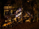 Wypadek w Białej Wsi. Ciężarówka przewożąca alkohol uderzyła w drzewo i stanęła w poprzek drogi
