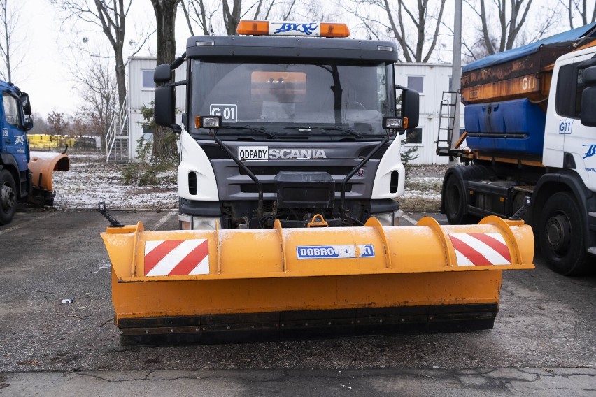 Odśnieżanie ulic w Warszawie. Kto planuje wyjazdy, gdy spadnie śnieg? „Zima nie zaskakuje drogowców” 