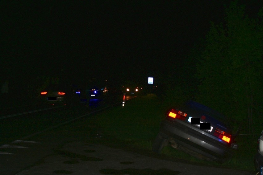 Wypadek w Płowcach. Pijany kierowca osobówki wjechał do rowu