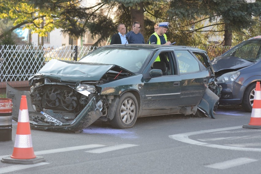 Wypadek na ul. Łyskowskiego w Grudziądzu. Jedna osoba trafiła do szpitala [wideo, zdjęcia]