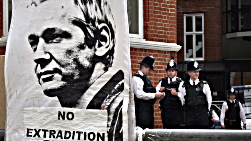 Julian Assange od czerwca przebywa w londyńskiej ambasadzie...