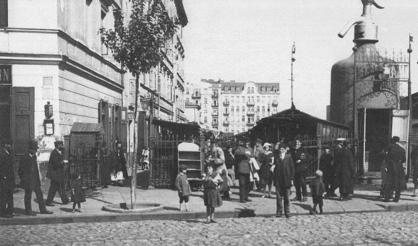 Wejście na Bazar Różyckiego od strony ul. Targowej w okresie...