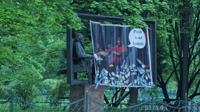 Kraków. Pomnik Matejki wziął udział w ekologicznej akcji
