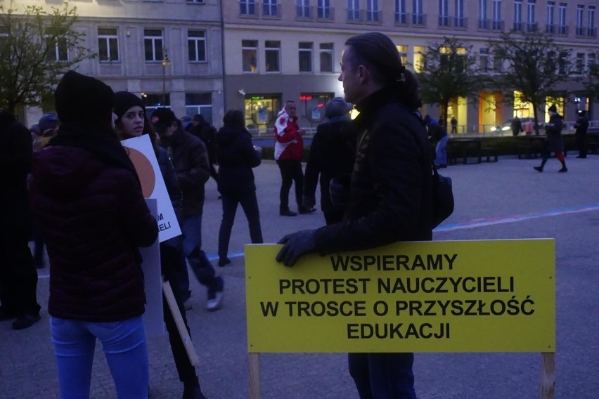 Strajk nauczycieli wciąż trwa. Wiele osób i instytucji...