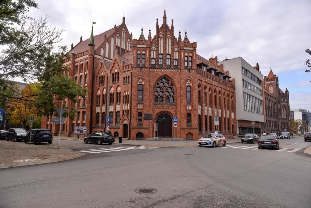 Sytuacja biblioteki PAN jest o tyle trudna, że w najbliższych miesiącach w nowym budynku biblioteki przy ul. Wałowej konieczny jest przegląd i homologacja instalacji gaśniczej, co będzie kosztowało kolejne 200 tys. zł