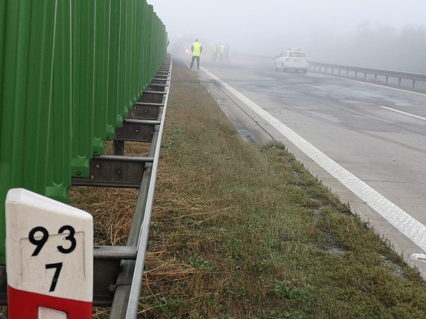 Uwaga! Na A4 koło Legnicy wprowadzono ograniczenie prędkości. Pożar ciężarówki uszkodził infrastrukturę autostrady
