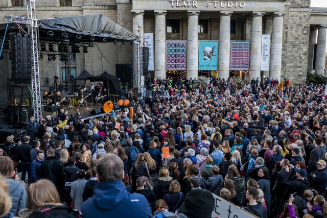 Artyści dla nauczycieli. W Warszawie trwa się koncert poparcia dla strajkujących pracowników oświaty ZDJĘCIA