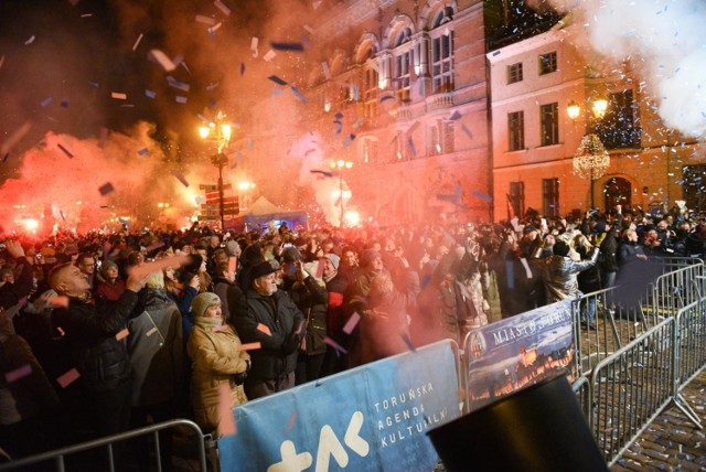 W swym niedzielnym wystąpieniu premier Morawiecki apelował jednak o rezygnację z fajerwerków w tym roku. Co to ma wspólnego z koronawirusem? Być może chodzi o to, że w dobie pandemii, która angażuje wielu pracowników służby zdrowia i wiele placówek medycznych, lepiej nie narażać się na zranienie wymagające pomocy lekarskiej.

Przypomnijmy, że zgodnie z decyzjami, ogłoszonymi 17 grudnia przez ministra zdrowia Adama Niedzielskiego, od minionego poniedziałku do 17 stycznia 2021 obowiązują, oprócz ograniczenia przemieszczania się, dodatkowe obostrzenia, m.in. zamknięcie hoteli i galerii handlowych – z wyjątkiem sklepów spożywczych, drogerii, aptek.

Najpierw mowa była o godzinie policyjnej obowiązującej przez całą sylwestrową noc. Potem rząd się z tego pomysłu wycofał, zamieniając bezwzględny zakaz wychodzenia z domów na apel o ograniczenie przemieszczania się. Jak to rozumieć? Czego w sylwestra nie wolno? Za co grożą mandaty?