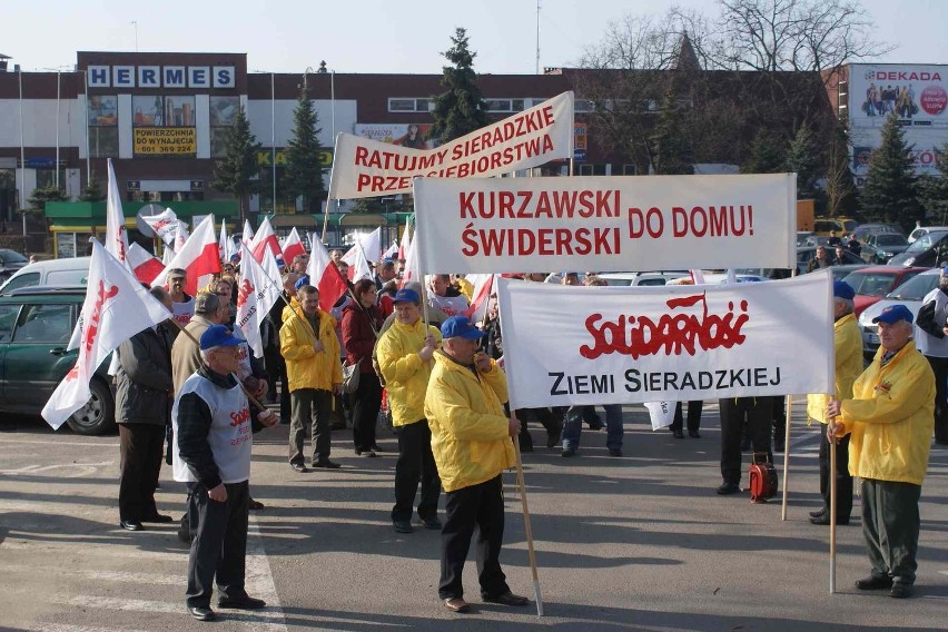 Pikieta Komunalki pod magistratem ZDJĘCIA