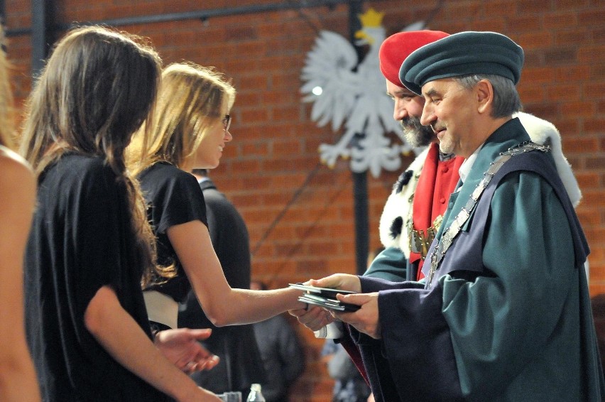 Rektor Mariusz Grzegorzek powitał nowych studentów.