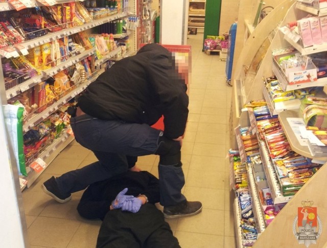 Policjanci obezwładnili dwójkę nożowników napadających na sklep. ...