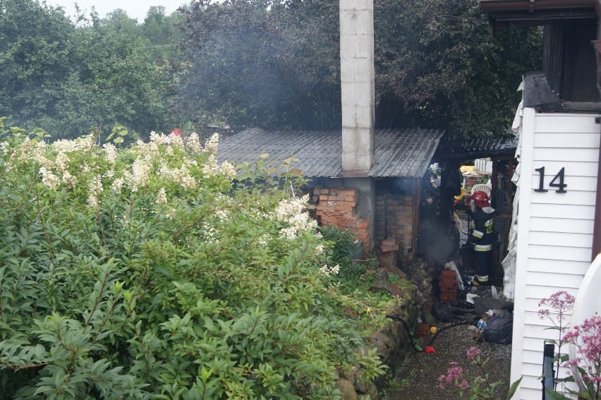 Lębork: Pożar budynku gospodarczego na ul. Skoczylasa. Straty wyniosły ponad 2 tysiące złotych