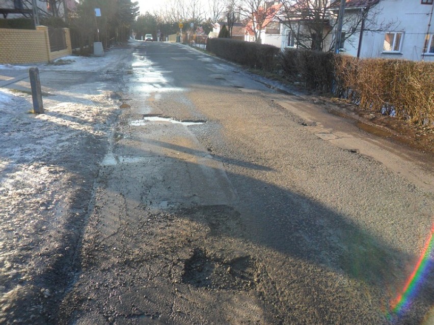 Ulica Jarowa-drogowa katastrofa po zimie .