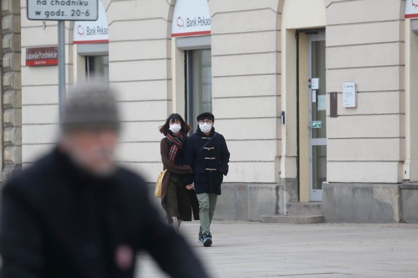 Zakaz wychodzenia z domu poza pilnymi sytuacjami. Czy można wyjść na spacer, z psem lub pobiegać?