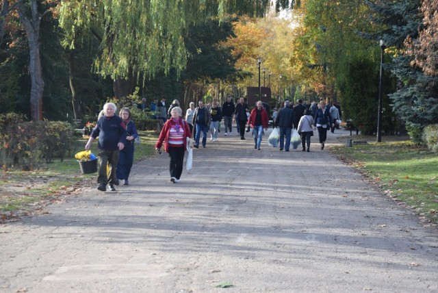 Na przełomie października i listopada groby na cmentarzu komunalnym przy ul. Żwirowej odwiedza kilkadziesiąt tysięcy osób.