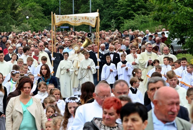 W parafii pw. św. Andrzeja Boboli w Gdyni procesja z Najświętszym Sakramentem wyruszyła o godzinie 10. Tradycyjnie przeszła trasą czterech ołtarzy. Trasa ulicami: Frezerów, Adm. Unruga, Podgórską, Kwiatkowskiego i z powrotem do kościoła.