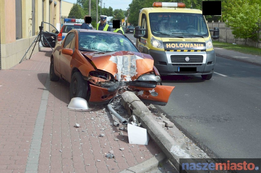 Wypadek na ul. Płockiej. Wyskoczył jej kot i uderzyła w słup [WIDEO]