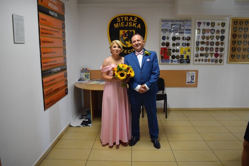 Strażniczka i strażnik miejski ze Szczecinka na ślubnym kobiercu [zdjęcia]