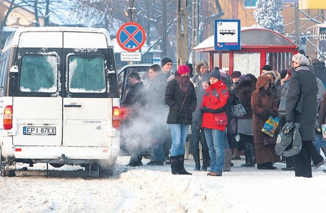 Zmarznięci pasażerowie niecierpliwie wyczekiwali na spóźniające się autobusy i busy. Na zdj. przystanek przy dworcu PKP w Piotrkowie Tryb.