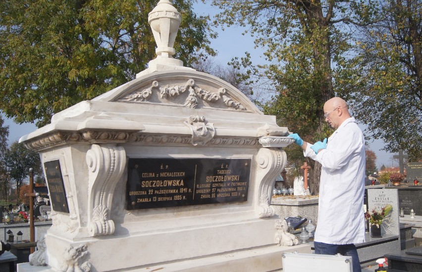 Renowacja grobu Soczołowskich na Starym Cmentarzu w Radomsku. Prace prawie zakończone