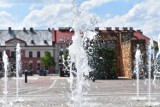 Wraz z początkiem sezonu letniego UMiG Olkusz włączył fontanny na rynku! [ZDJĘCIA]