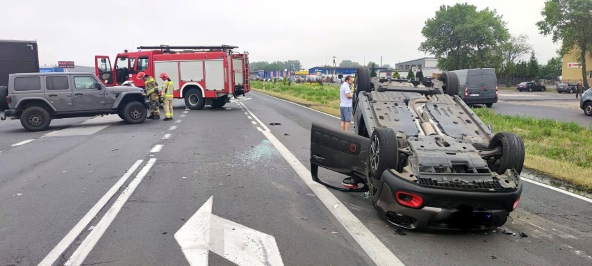 Groźny wypadek na obwodnicy Żar przy wjeździe na strefę przemysłową. Ranna kobieta została odwieziona do szpitala