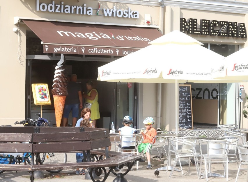 Piątkowe popołudnie na deptaku na ulicy Żeromskiego w Radomiu. Dużo spacerujących, wiele osób w ogródkach restauracyjnych. Zobacz zdjęcia 