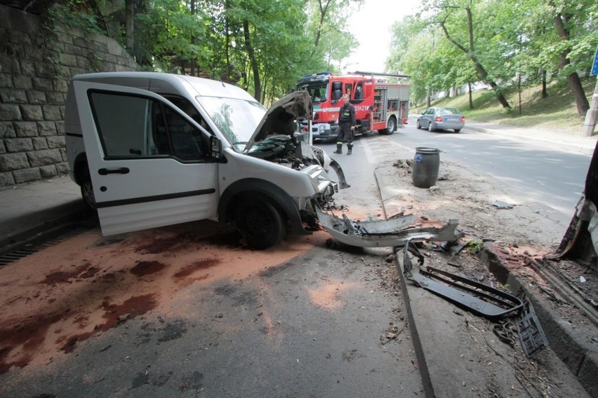 Kraków: kolizja przy ul. Prądnickiej. Auto wjechało w wiadukt. Jedna osoba ranna [ZDJĘCIA]