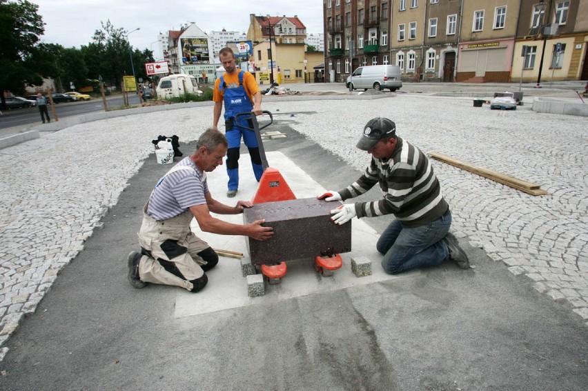 Montaż Pomnika Zesłańcom Sybiru w Legnicy (ZDJĘCIA)