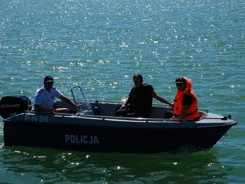 Wspólna akcja policjantów i strażaków na jeziorze Rychnowskim - pilnowali bezpieczeństwa na wodzie i eliminowali zagrożenie!