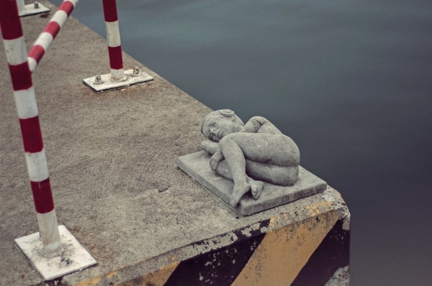 Gdyński artysta Tewu podrzucił kolejną rzeźbę. Leżący chłopiec z dziurą w miejscu serca znajduje się na Nabrzeżu Pilotowym w Gdyni [zdjęcia]