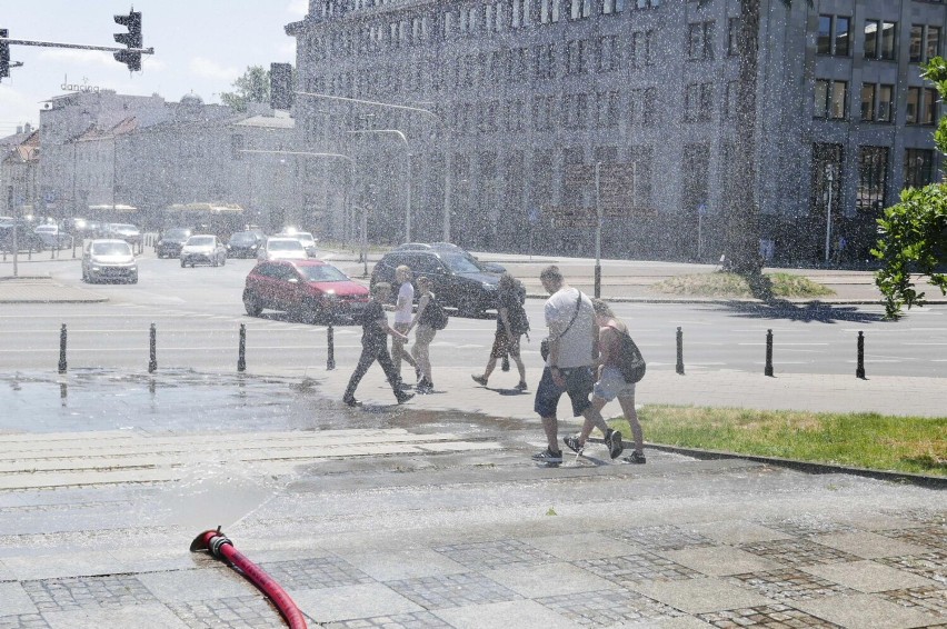Tropikalne upały w Warszawie. Miasto uruchomiło kurtyny wodne i rozdaje warszawiakom kranówkę