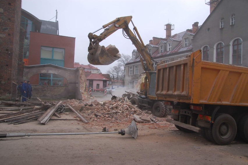 Rok 2007, wyburzanie zaplecza muzeum przy wieży św. Mikołaja...