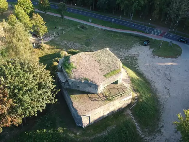 Widok na szczecinecki bunkier z góry, widać już zazieleniony dach